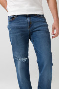 Jean slim tiro bajo azul oscuro con rotos en frente