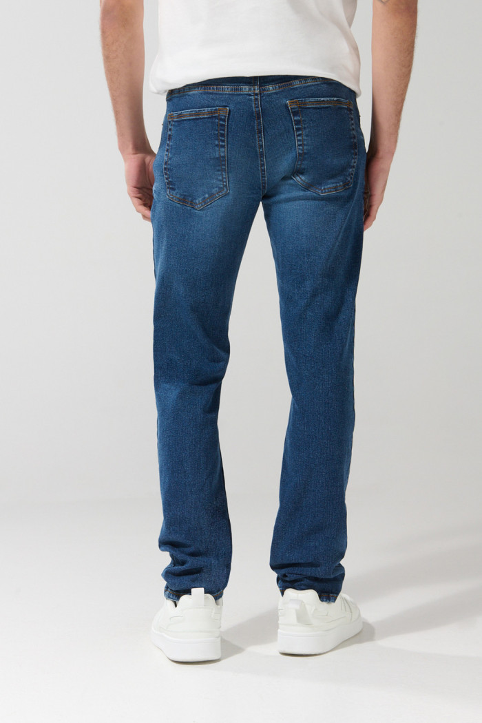 Jean slim tiro bajo azul oscuro con rotos en frente