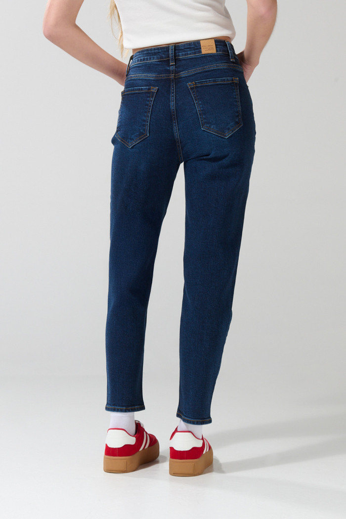 Jean mom tiro súper alto azul con bota recta y bolsillos