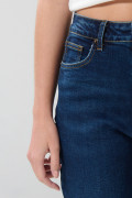 Jean mom tiro súper alto azul con bota recta y bolsillos