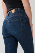 Jean push up tiro alto azul oscuro con realce y bolsillos