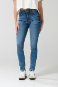 Jean push up azul con realce, bolsillos y tiro alto