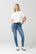 Jean push up azul con realce, bolsillos y tiro alto