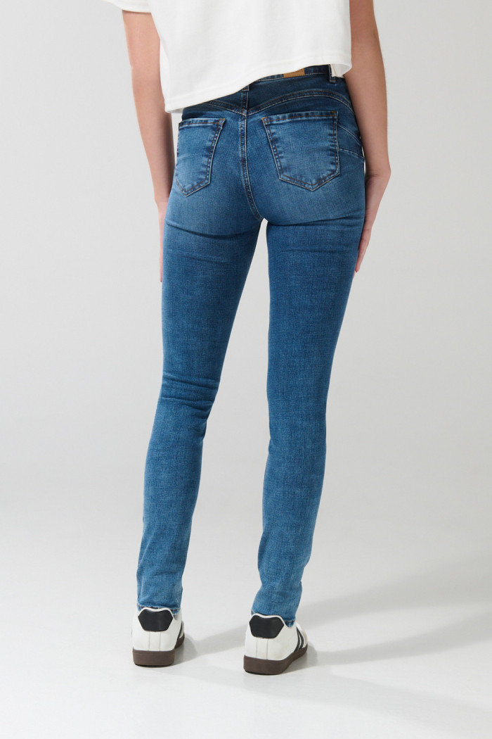 Jean push up azul con realce, bolsillos y tiro alto