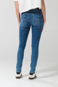 Jean push up azul con realce, bolsillos y tiro alto