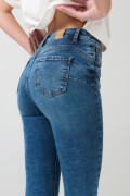 Jean push up azul con realce, bolsillos y tiro alto