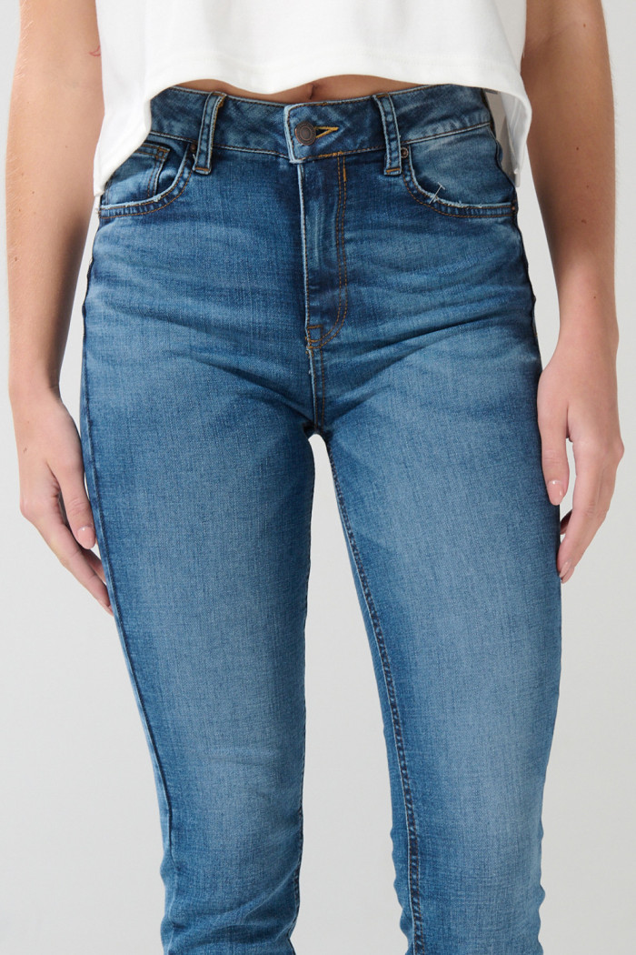 Jean push up azul con realce, bolsillos y tiro alto
