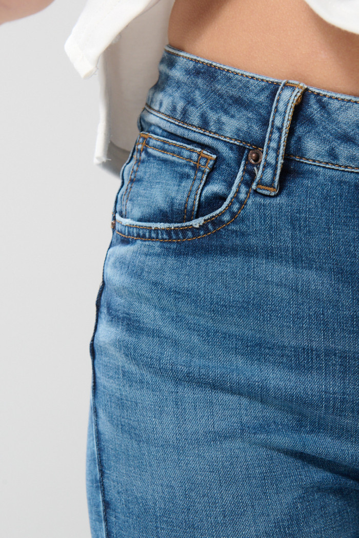 Jean push up azul con realce, bolsillos y tiro alto