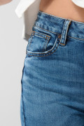 Jean push up azul con realce, bolsillos y tiro alto