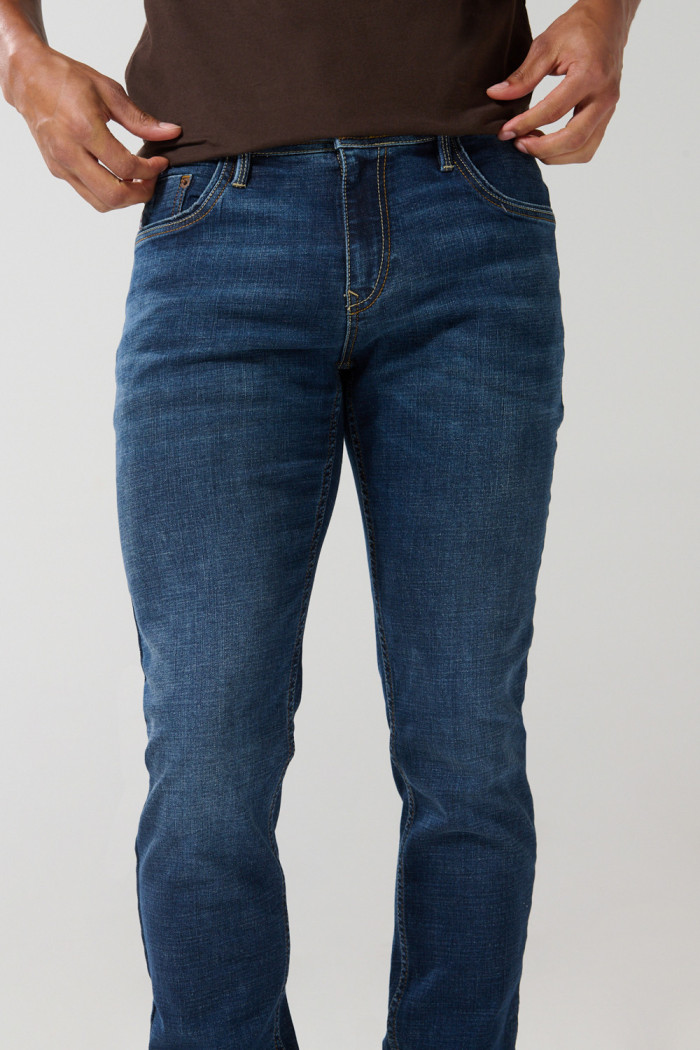 Jean skinny tiro bajo azul oscuro ajustado con bolsillos