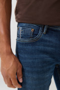 Jean skinny tiro bajo azul oscuro ajustado con bolsillos