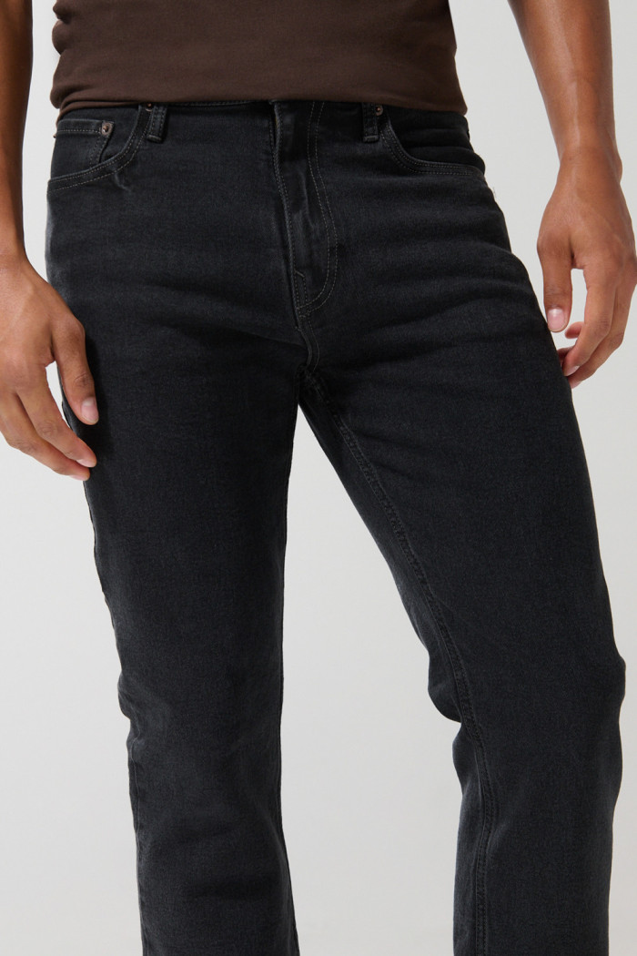 Jean gris intenso straight leg bota recta con tiro bajo
