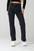 Jean gris intenso straight leg con bota recta y tiro alto