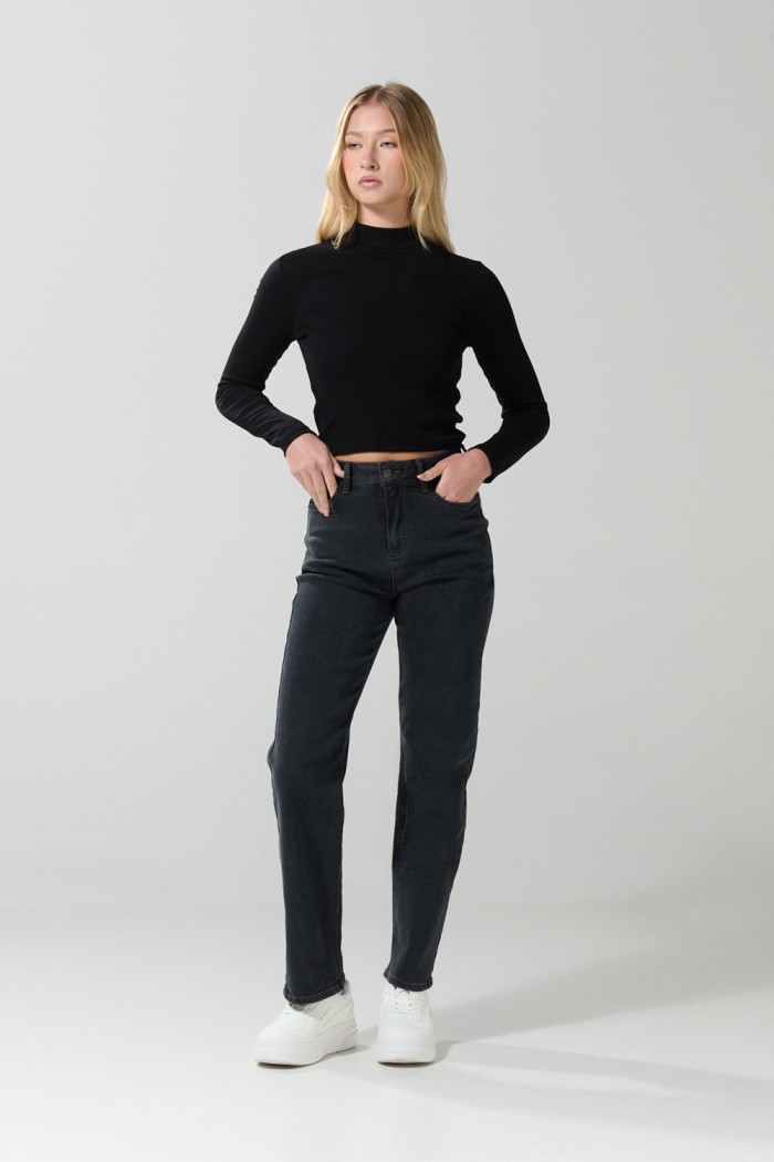 Jean gris intenso straight leg con bota recta y tiro alto