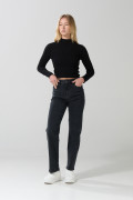 Jean gris intenso straight leg con bota recta y tiro alto