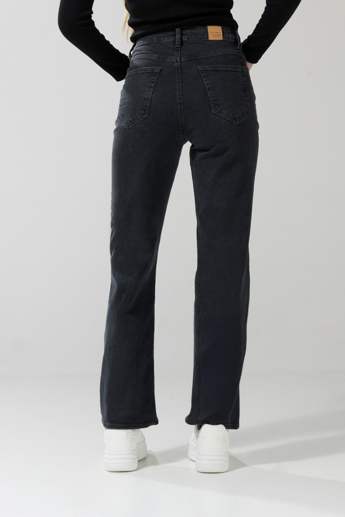 Jean gris intenso straight leg con bota recta y tiro alto