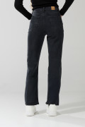 Jean gris intenso straight leg con bota recta y tiro alto
