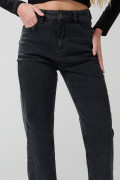 Jean gris intenso straight leg con bota recta y tiro alto