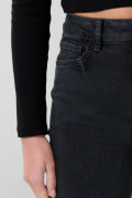 Jean gris intenso straight leg con bota recta y tiro alto