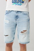 Bermuda tiro bajo en jean slim azul con y rotos en frente