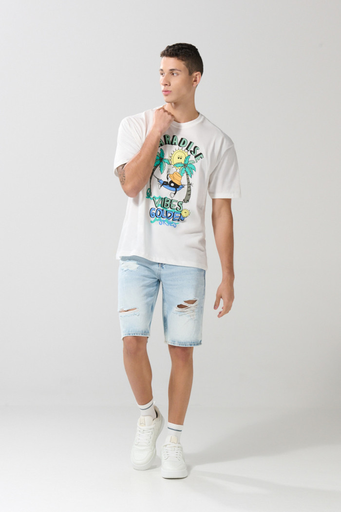 Bermuda tiro bajo en jean slim azul con y rotos en frente