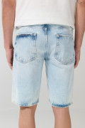 Bermuda tiro bajo en jean slim azul con y rotos en frente