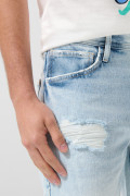 Bermuda tiro bajo en jean slim azul con y rotos en frente