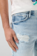 Bermuda tiro bajo en jean slim azul con y rotos en frente