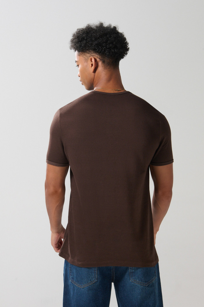 Camiseta ajustada con cuello redondo unicolor