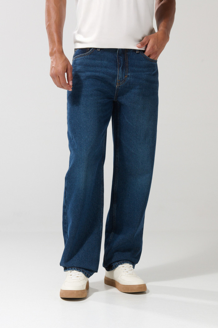 Jean 90´S tiro medio azul oscuro con bota ancha y bolsillos