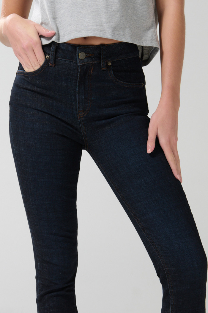 Jean push up azul intenso con cremallera, realce y tiro alto