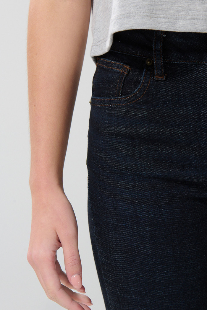 Jean push up azul intenso con cremallera, realce y tiro alto