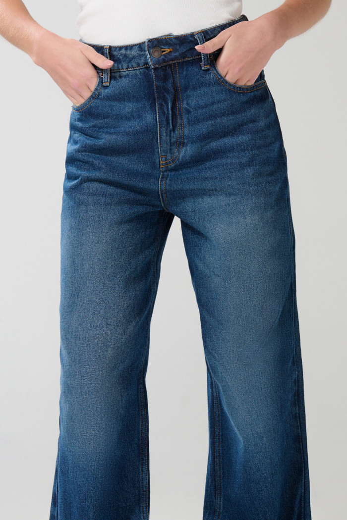 Jean 90´S bota recta azul oscuro con tiro alto y cremallera