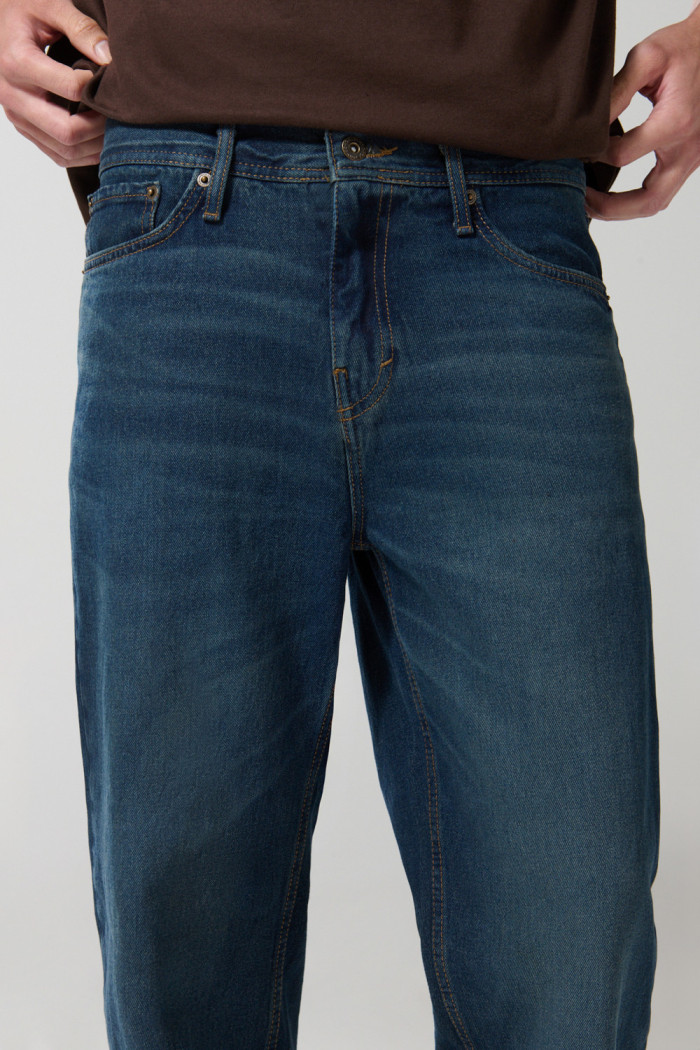 Jean 90´S azul oscuro con tiro medio, bota ancha y bolsillos