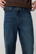 Jean 90´S azul oscuro con tiro medio, bota ancha y bolsillos