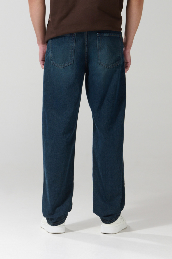 Jean 90´S azul oscuro con tiro medio, bota ancha y bolsillos