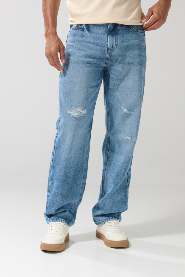 Jean 90´S azul claro con rotos, bota ancha y tiro medio