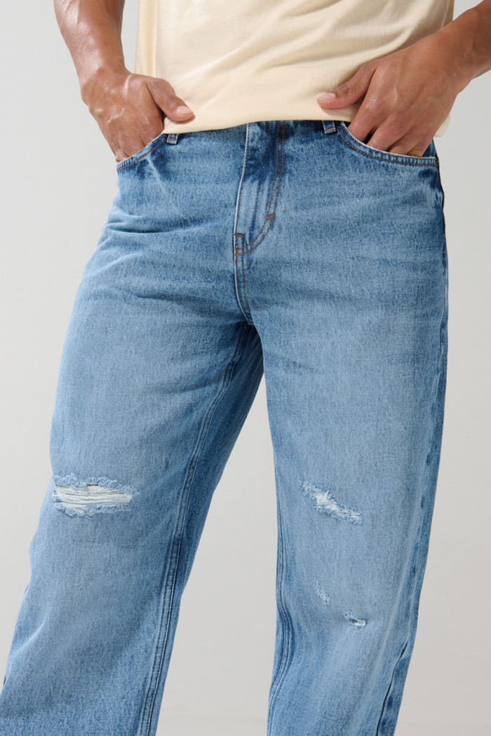 Jean 90´S azul claro con rotos, bota ancha y tiro medio