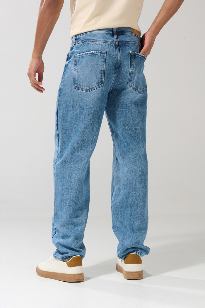 Jean 90´S azul claro con rotos, bota ancha y tiro medio