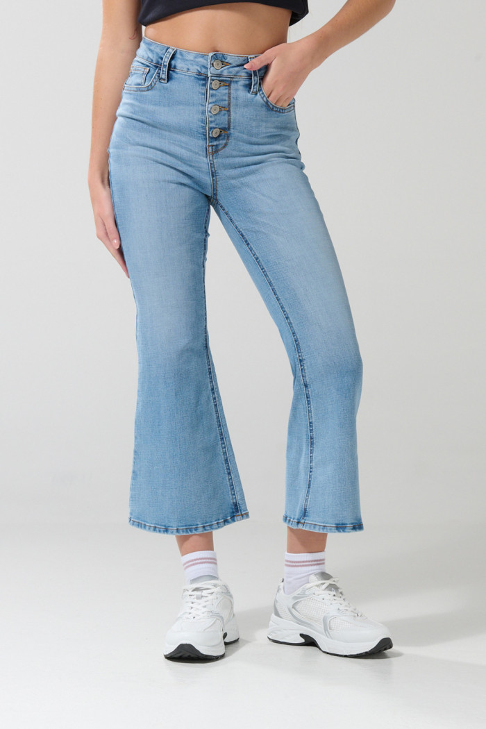 Jean flare azul claro tiro alto con bota ancha y botones