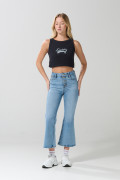 Jean flare azul claro tiro alto con bota ancha y botones