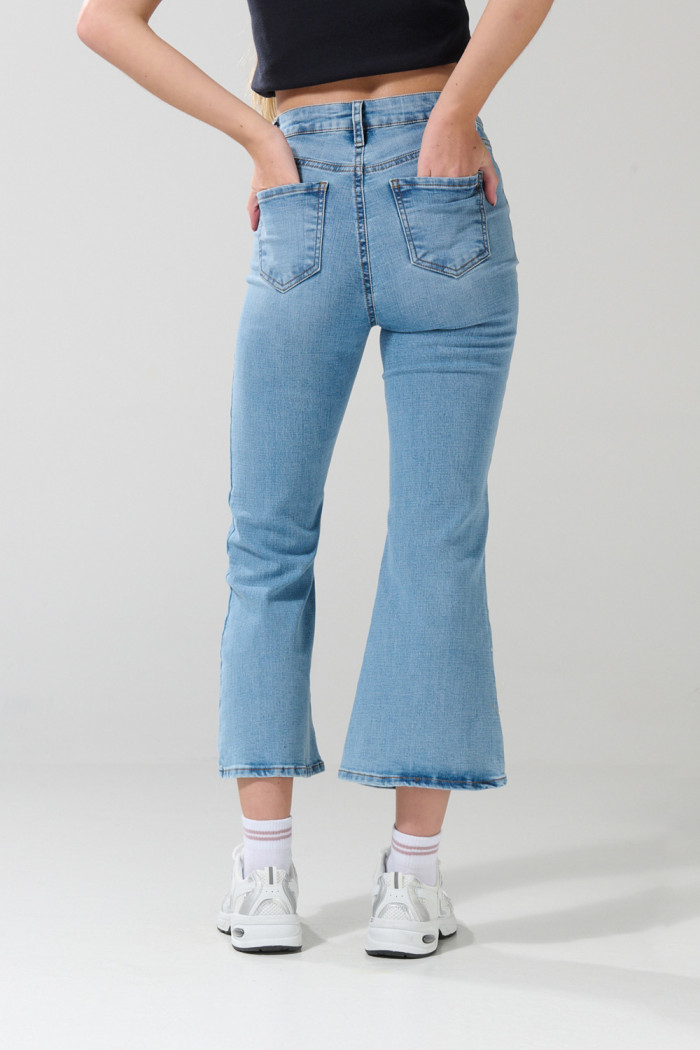 Jean flare azul claro tiro alto con bota ancha y botones