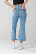 Jean flare azul claro tiro alto con bota ancha y botones