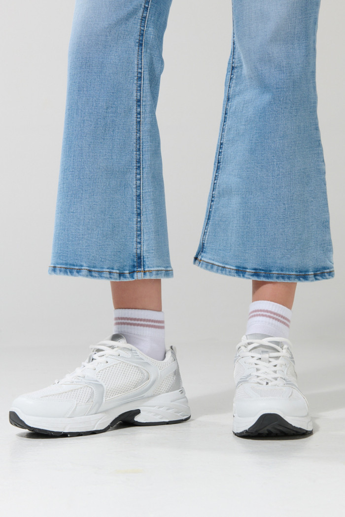 Jean flare azul claro tiro alto con bota ancha y botones