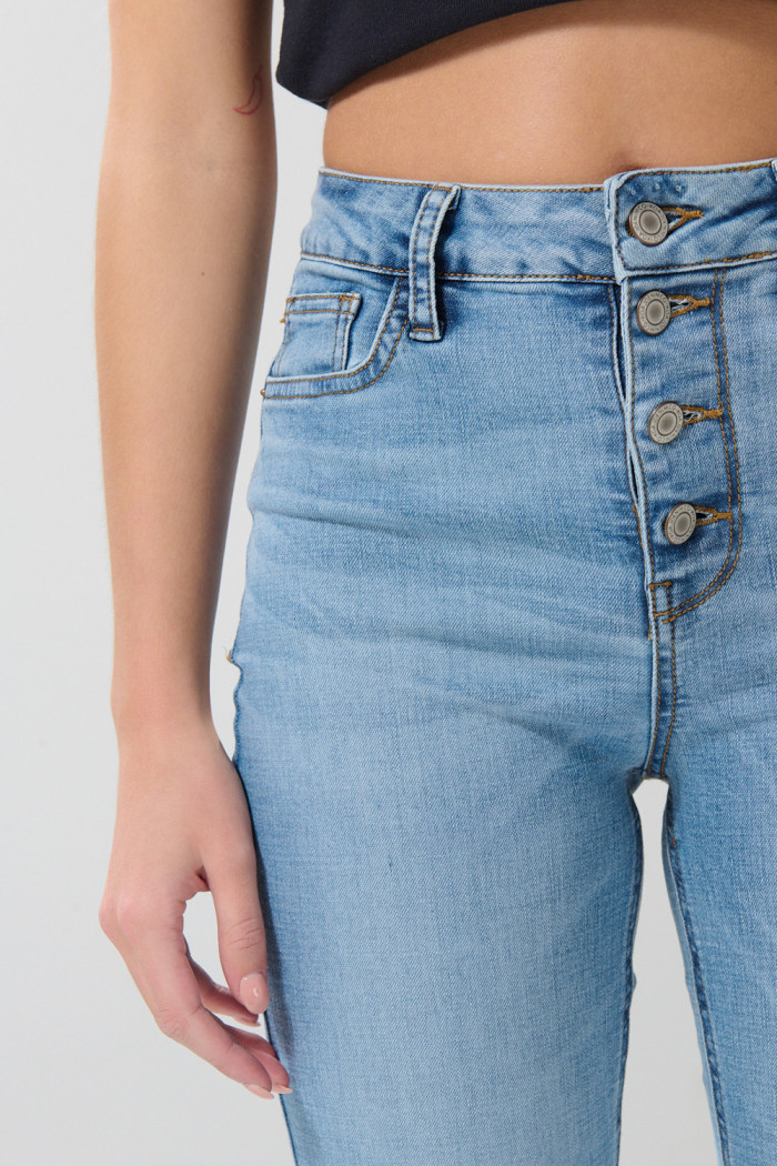 Jean flare azul claro tiro alto con bota ancha y botones