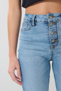 Jean flare azul claro tiro alto con bota ancha y botones