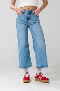 Jean culotte tiro alto azul claro con bota ancha y bolsillos