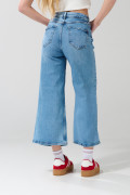 Jean culotte tiro alto azul claro con bota ancha y bolsillos