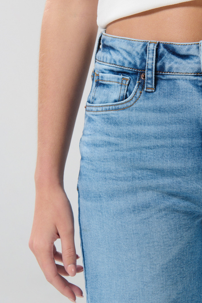 Jean culotte tiro alto azul claro con bota ancha y bolsillos