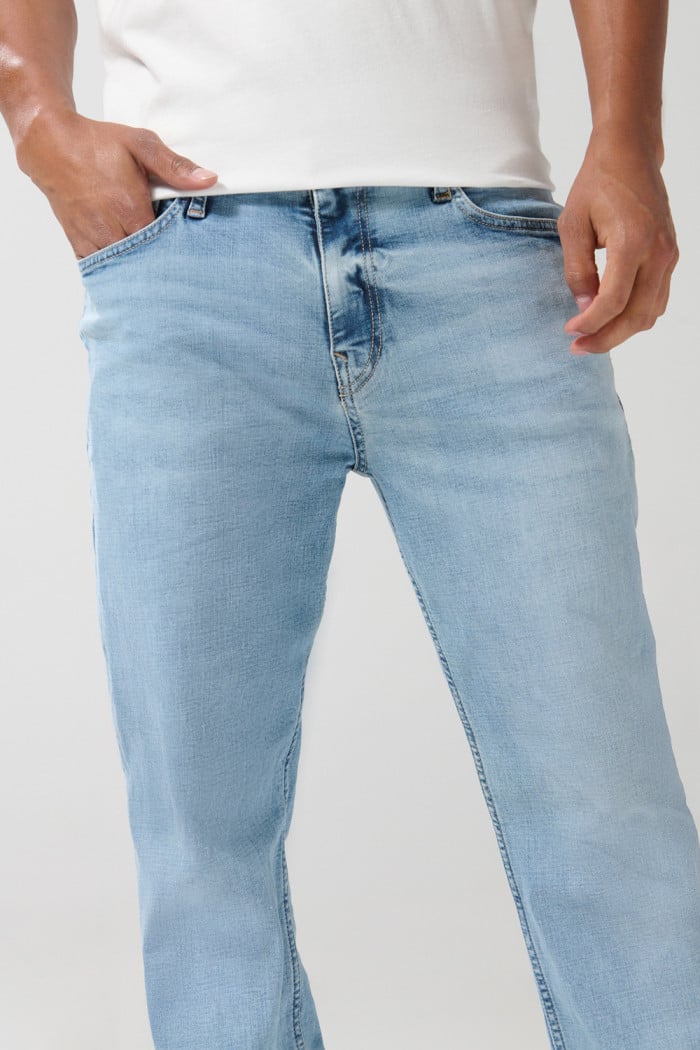 Jean straight leg bota recta azul claro con tiro bajo